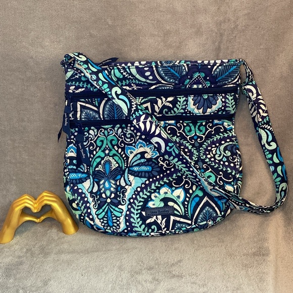 💙🏝️VERA BRADLEY💙🏝️Blue Island Medallion Triple Zip Hipster & RFID Wristlet/
NWOT - Picture 3 of 14